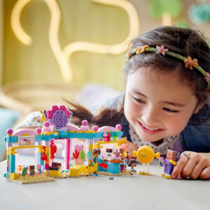 LEGO Friends Heartlake City Şekerci Dükkanı 42649 - 6 Yaş ve Üzeri Çocuklar için Mini Bebek İçeren Yaratıcı Oyuncak Yapım Seti (376 Parça)