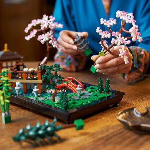 LEGO Icons Huzurlu Bahçe 10315 - Yetişkinler için Evde veya Ofiste Kullanabilecekleri Yaratıcı Yapım ve Sergileme Seti (1363 Parça)