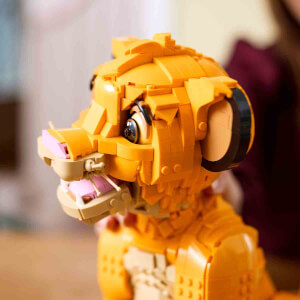 LEGO Disney Genç Aslan Kral Simba 43247 – Yetişkinler İçin Koleksiyonluk ve Sergilenebilir Yaratıcı Hayvan Figürü Yapım Seti (1445 Parça)