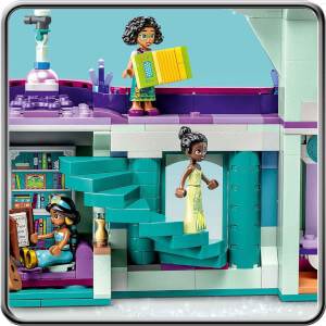 LEGO® ǀ Disney Büyülü Ağaç Ev 43215 - 7 Yaş ve Üzeri Çocuklar için Maceralara İlham Veren, Elsa, Anna ve diğer 11 Disney Karakterini İçeren Koleksiyonluk Yaratıcı Oyuncak Yapım Seti (1016 Parça)