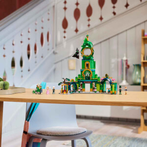 LEGO Wicked Emerald City’ye Hoş Geldiniz 75684 - 9 Yaş ve Üzeri Çocuklar için Kule Modeli, Glinda ve Elphaba Mini Bebekleri İçeren Yaratıcı Oyuncak Yapım Seti (945 Parça)