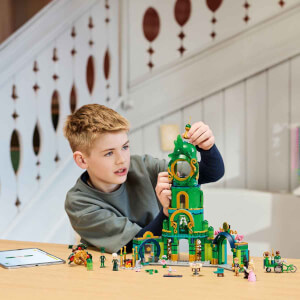 LEGO Wicked Emerald City’ye Hoş Geldiniz 75684 - 9 Yaş ve Üzeri Çocuklar için Kule Modeli, Glinda ve Elphaba Mini Bebekleri İçeren Yaratıcı Oyuncak Yapım Seti (945 Parça)