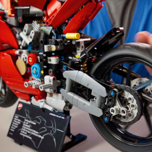 LEGO Technic Ducati Panigale V4 S Motosiklet 42202 - Yetişkinler için İnşa Edilebilen Yaratıcı Model Yapım Seti (1603 Parça)