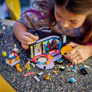 LEGO® Friends Karaoke Müzik Partisi 42610 - 6 Yaş ve Üzeri Çocuklar için Sahne İçeren Yaratıcı Oyuncak Yapım Seti (196 Parça)