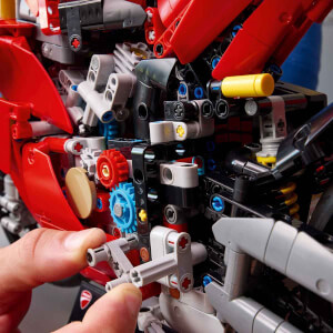 LEGO Technic Ducati Panigale V4 S Motosiklet 42202 - Yetişkinler için İnşa Edilebilen Yaratıcı Model Yapım Seti (1603 Parça)