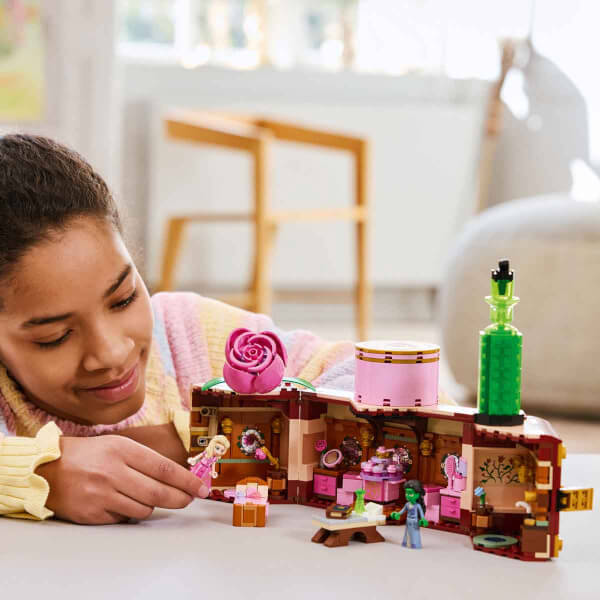 LEGO Wicked Glinda ve Elphaba’nın Yurdu 75683 - 8 Yaş ve Üzeri Çocuklar için 2 Mini Bebek İçeren Fantastik Oyuncak Yapım Seti (740 Parça)