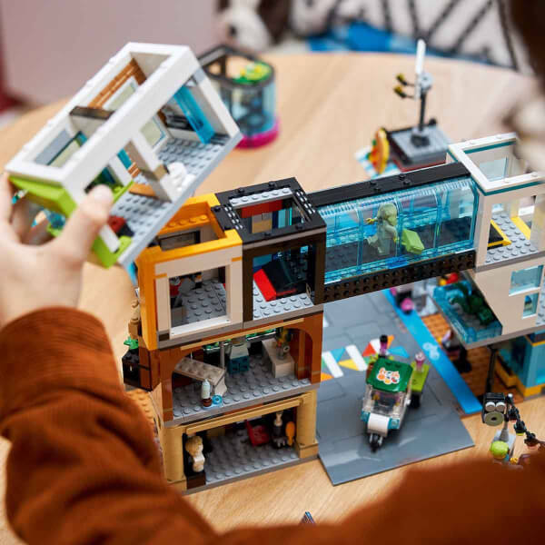 LEGO City Şehir Merkezi 60380 - 8 Yaş ve Üzeri Çocuklar için Çok Özellikli, Yeniden Düzenlenebilen, Modüler, Yaratıcı Oyuncak Yapım Seti (2010 Parça)