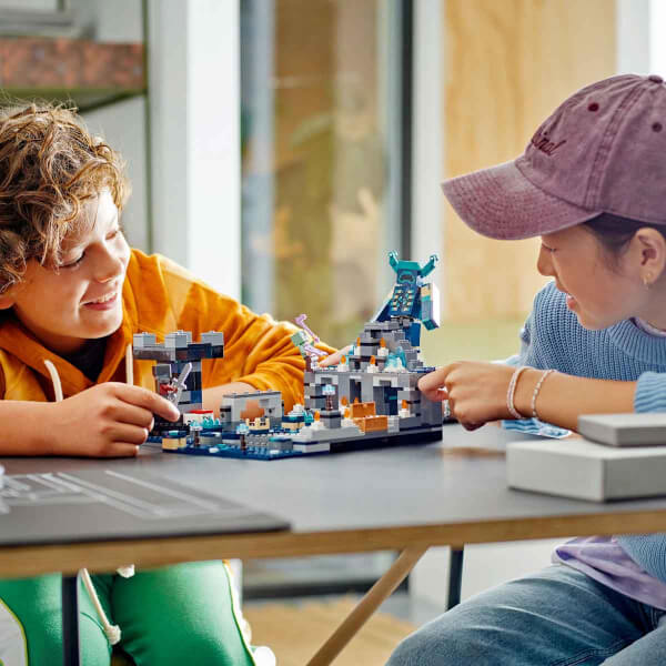 LEGO Minecraft: Zifiri Derinlikler Savaşı 21246 8 Yaş ve Üzeri Çocuklar için Eğlenceli bir Biyomda Maceralı Oyuncak Yapım Seti 584 Parça