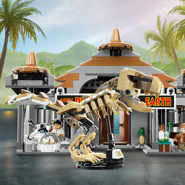 LEGO Jurassic Park Ziyaretçi Merkezi: T. rex ve Raptor Saldırısı 76961 - 12 Yaş ve Üzeri Çocuklar için Yaratıcı Oyuncak Dinozor Yapım Seti (693 Parça)