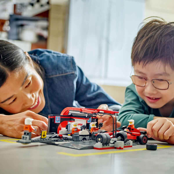 LEGO City Ferrari Arabalı F1 Pit Stop ve Pit Ekibi 60443 - 6 Yaş ve Üzeri Çocuklar için Yarış Arabası İçeren Yaratıcı Oyuncak Yapım Seti (322 Parça)