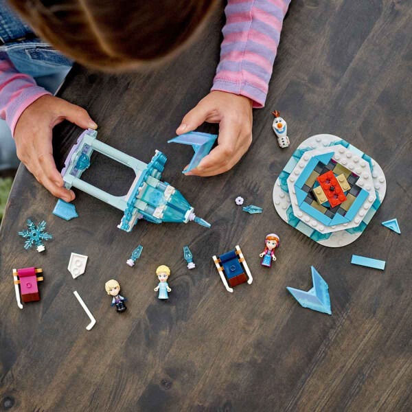 LEGO® ǀ Disney Anna ve Elsa'nın Sihirli Atlıkarıncası 43218 - 6 Yaş ve Üzeri Çocuklar için Buzdan Ev ve 4 Minifigür İçeren Yaratıcı Oyuncak Yapım Seti (175 Parça)