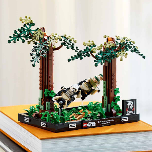  LEGO Star Wars Endor Hız Motoru Takibi Dioraması 75353 - Yetişkinler için Yapım Parçalarıyla İnşa Edilen Koleksiyonluk Yaratıcı Sergileme Modeli Yapım Seti (608 Parça)