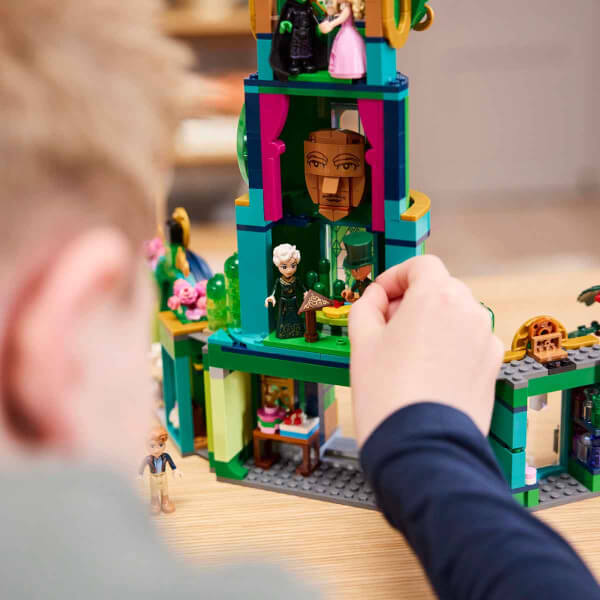 LEGO Wicked Emerald City’ye Hoş Geldiniz 75684 - 9 Yaş ve Üzeri Çocuklar için Kule Modeli, Glinda ve Elphaba Mini Bebekleri İçeren Yaratıcı Oyuncak Yapım Seti (945 Parça)