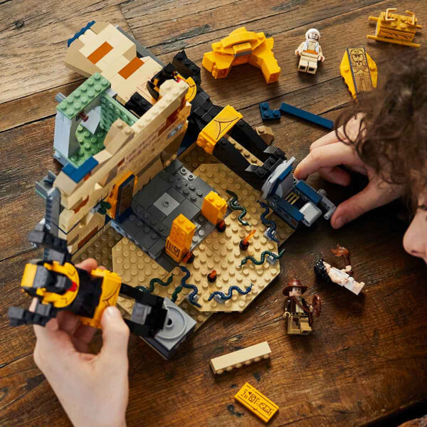 LEGO Indiana Jones: Kayıp Mezardan Kaçış 77013 8 Yaş ve Üzeri Çocuklar için Tapınak Modeli ve Indy Minifigürü İçeren Yaratıcı Oyuncak Yapım Seti 600 Parça