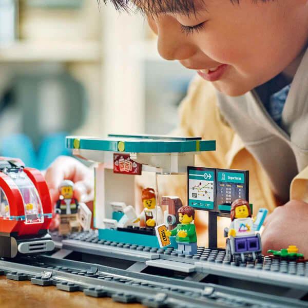 LEGO City Şehir Merkezi Tramvay İstasyonu 60423 - 7 Yaş ve Üzeri Oyuncak Tren ve Araç Meraklıları için Yaratıcı Oyuncak Yapım Seti (811 Parça)