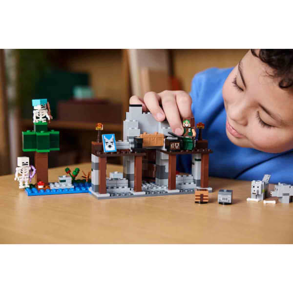 LEGO Minecraft Kurt Kalesi 21261 - 8 Yaş ve Üzeri Macera Oyunları Seven Çocuklar İçin İskelet Kaşif İçeren Yaratıcı Oyuncak Yapım Seti (312 Parça)