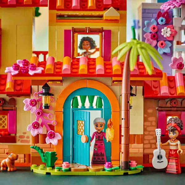 LEGO Disney Enkanto Sihirli Madrigal Evi 43245 – 7 Yaş ve Üzeri Çocuklar İçin Mirabel Mini Bebek Figürü İçeren Yaratıcı Oyuncak Yapım Seti (1560 Parça)