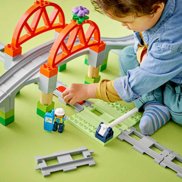 LEGO DUPLO Kasabası Tren Köprüsü ve Rayları Ek Macera Seti 10426 - 2 Yaş ve Üzeri Çocuklar İçin Eğitici Oyuncak Yapım Seti (42 Parça)