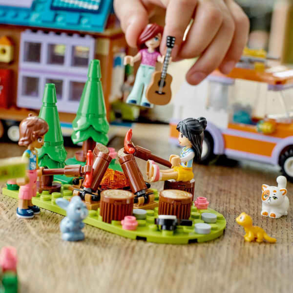 LEGO Friends Mobil Küçük Ev 41735 - 7 Yaş ve Üzeri Çocuklar için 3 Mini Bebek ve Evcil Hayvan Karakterleri İçeren Yaratıcı Oyuncak Yapım Seti (785 Parça)