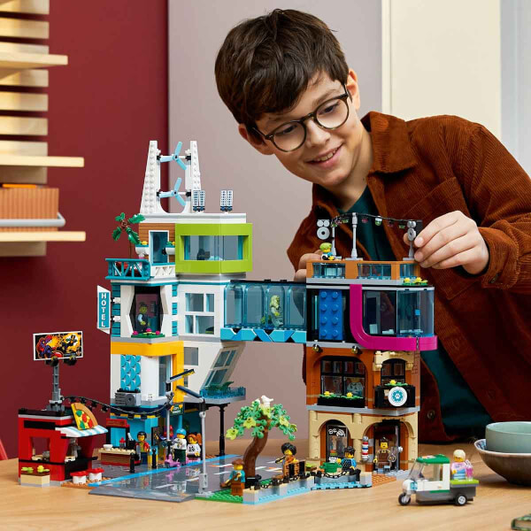 LEGO City Şehir Merkezi 60380 - 8 Yaş ve Üzeri Çocuklar için Çok Özellikli, Yeniden Düzenlenebilen, Modüler, Yaratıcı Oyuncak Yapım Seti (2010 Parça)