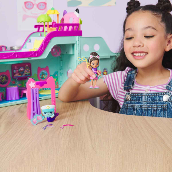 Gabby’s Dollhouse Işıklı Gabby’nin Arkadaşlık Gemisi Oyun Seti 