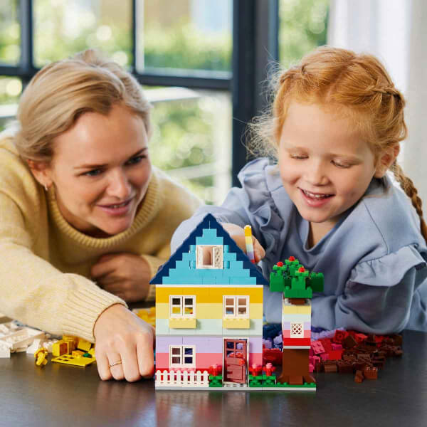 LEGO® Classic Yaratıcı Evler 11035 - 4 Yaş ve Üzeri Çocuklar için 6 Adet Ev Figürü İçeren Yaratıcı Oyuncak Yapım Seti (850 Parça)