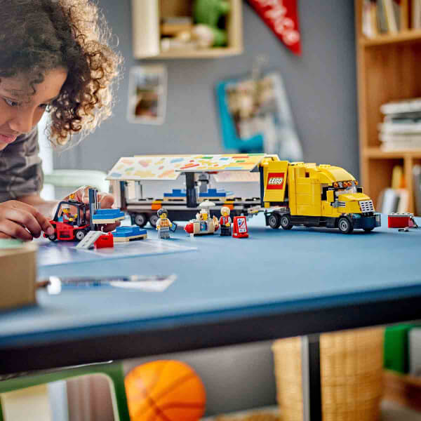 LEGO City Sarı Dağıtım Kamyonu 60440 - 8 Yaş ve Üzeri Çocuklar için Yaratıcı Oyuncak Yapım Seti (1061 Parça)