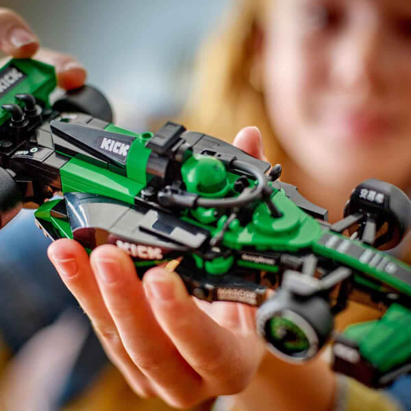 LEGO Speed Champions KICK Sauber F1 Team C44 Yarış Arabası 77247 - 10 Yaş ve Üzeri Çocuklar için Sürücü Minifigürü İçeren Yaratıcı Oyuncak Yapım Seti (259 Parça)