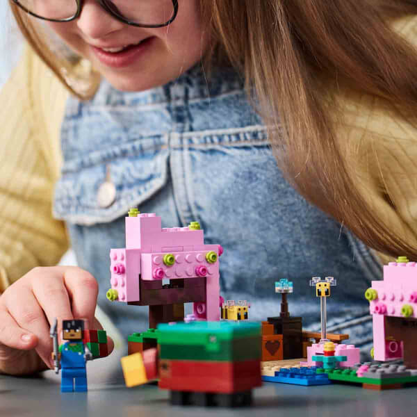 LEGO Minecraft Kiraz Çiçeği Bahçesi 21260 - 8 Yaş ve Üzeri Macera Oyunları Seven Çocuklar İçin Sniffer, Zombi ve Arı İçeren Yaratıcı Oyuncak Yapım Seti (304 Parça)