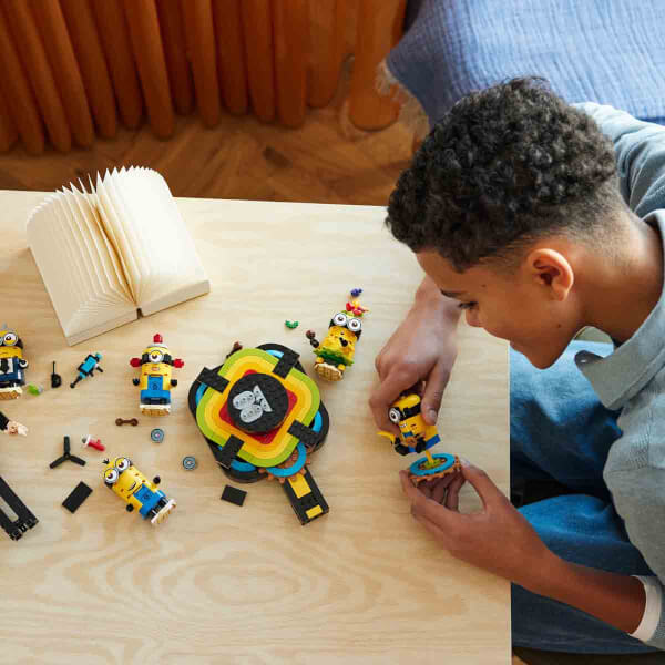 LEGO Despicable Me 4 Yapım Parçalarından Gru ve Minyonlar 75582 -9 Yaş ve Üzeri Çocuklar İçin Yaratıcı Oyuncak Model Yapım Seti (839 Parça)