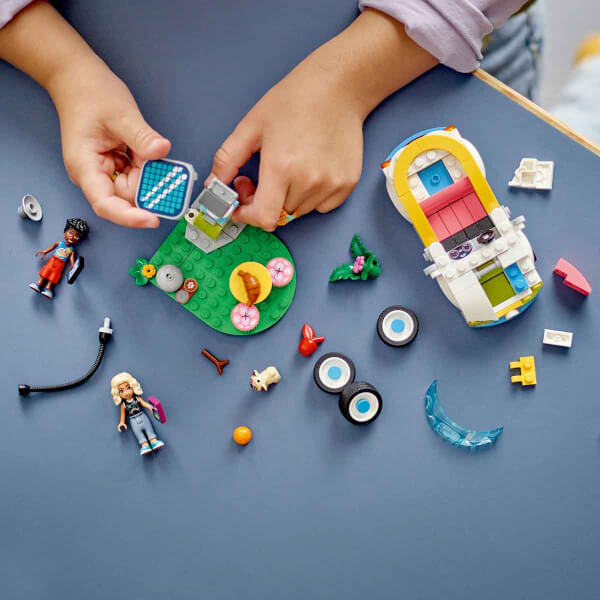 LEGO® Friends Elektrikli Araba ve Şarj İstasyonu 42609 - 6 Yaş ve Üzeri Çocuklar için Zac ve Nova Minifigürü İçeren Yaratıcı Oyuncak Yapım Seti (170 Parça)