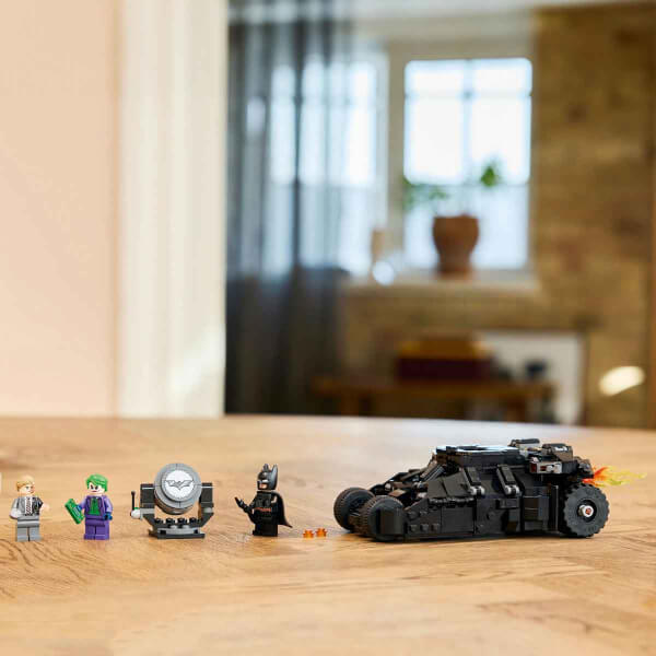 LEGO DC Batman: Batman Tumbler, Two-Face ve Joker’e Karşı 76303 - 8 Yaş ve Üzeri Kara Şövalye Hayranı Çocuklar için Yaratıcı Oyuncak Yapım Seti (429 Parça)