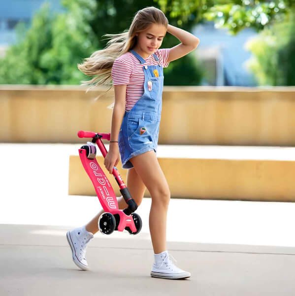 Micro Maxi Deluxe 3 Tekerlekli Katlanabilir Işıklı Kırmızı Scooter