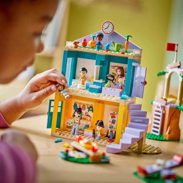 LEGO Friends Heartlake City Anaokulu 42636 - 4 Yaş ve Üzeri Çocuklar için Eğitici ve Yaratıcı Oyuncak Yapım Seti (239 Parça)