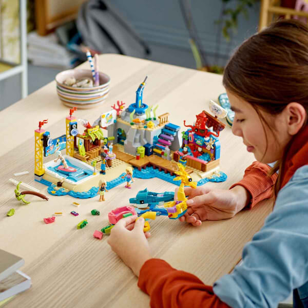 LEGO Friends Plaj Lunaparkı 41737 - 12 Yaş ve Üzeri Çocuklar için Teknik bir Yapım Projesi (1348 Parça)