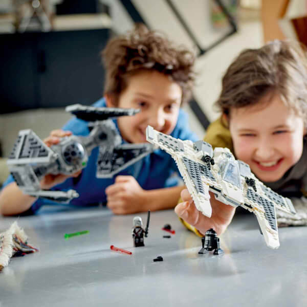 LEGO Star Wars Mandalorian Fang Fighter TIE Interceptor'a Karşı 75348