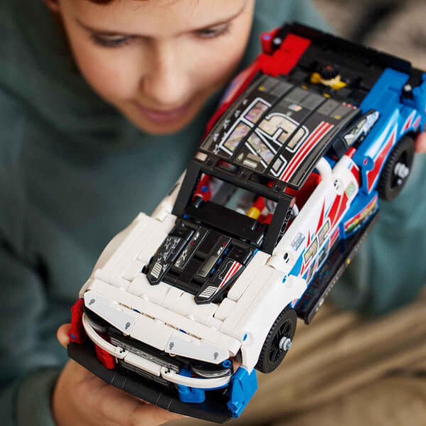 LEGO® Technic NASCAR® Yeni Nesil Chevrolet Camaro ZL1 42153 - Oyuncak Yarış Arabalarını Seven 9 Yaş ve Üzeri Çocuklar için Yaratıcı Oyuncak Yapım Seti (672 Parça)