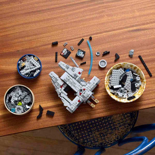 LEGO Star Wars Millennium Falcon 75375 - Star Wars Seven Yetişkinler için İnşa Edilebilen Koleksiyonluk Yaratıcı Starship Modeli Yapım Seti (921 Parça)