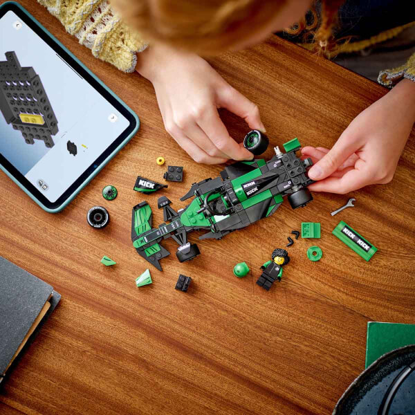 LEGO Speed Champions KICK Sauber F1 Team C44 Yarış Arabası 77247 - 10 Yaş ve Üzeri Çocuklar için Sürücü Minifigürü İçeren Yaratıcı Oyuncak Yapım Seti (259 Parça)