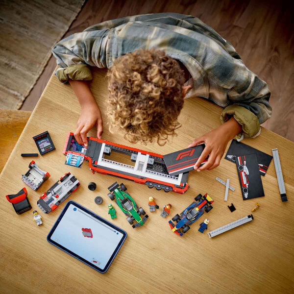 LEGO City RB20 ve AMR24 F1 Arabalı F1 Kamyonu 60445 - 8 Yaş ve Üzeri Çocuklar için Yarış Arabası İçeren Yaratıcı Oyuncak Yapım Seti (1086)