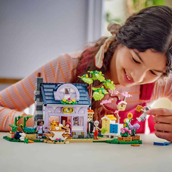 LEGO Friends Arıcıların Evi ve Çiçek Bahçesi 42669 - 12 Yaş ve Üzeri Gençler için Mini Bebek İçeren Yaratıcı Oyuncak Yapım Seti (1161 Parça)