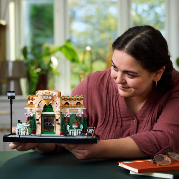 LEGO Fransız Kafe 10362 - Yetişkinler için Koleksiyonluk Dekoratif Model Yapım Seti (1101 Parça)