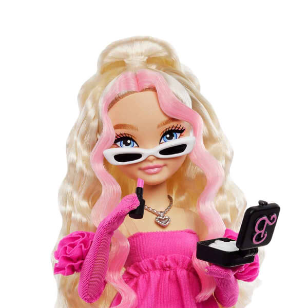 Barbie Dream Besties Barbie Malibu Bebek ve Aksesuarları HYC21