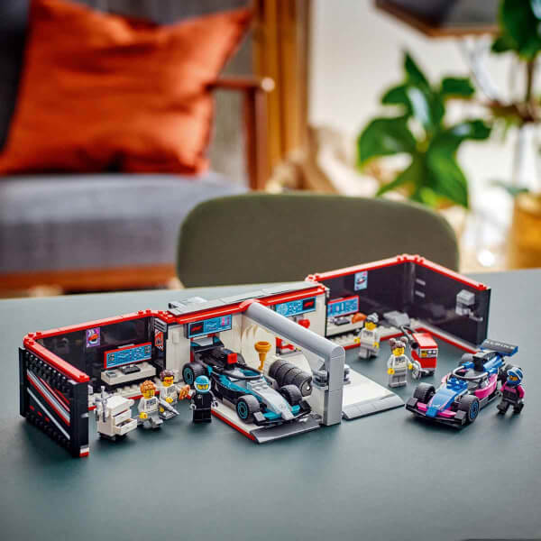 LEGO City F1 Garajı ve Mercedes-AMG ve Alpine Arabaları 60444 - 7 Yaş ve Üzeri Çocuklar için Yarış Arabası İçeren Yaratıcı Oyuncak Yapım Seti (678 Parça)