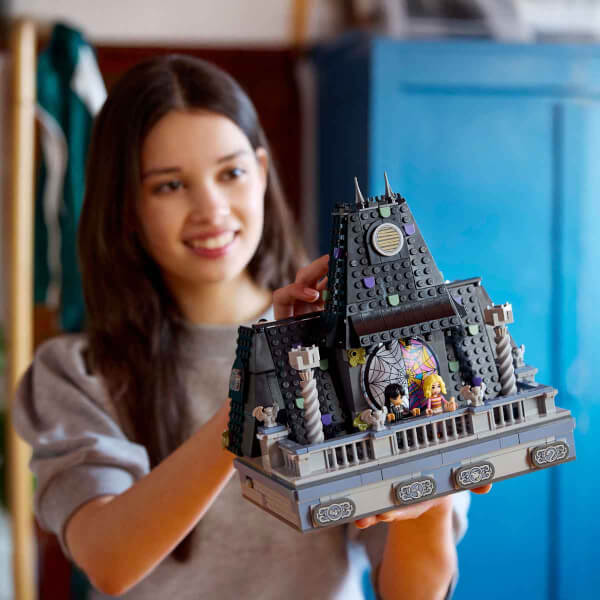 LEGO Wednesday: Wednesday ve Enid’in Yurt Odası 76781 -10 Yaş ve Üzeri Çocuklar İçin 4 Mini Bebek Figürü İçeren Nevermore Akademisi Yaratıcı Oyuncak Yapım Seti (750 Parça)