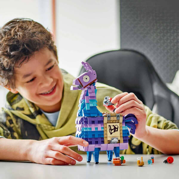 LEGO Fortnite Mühimmat Laması 77071 - 12 Yaş ve Üzeri Video Oyunu Sevenler İçin Sergilenebilir Yaratıcı Oyuncak Yapım Seti (691 Parça)