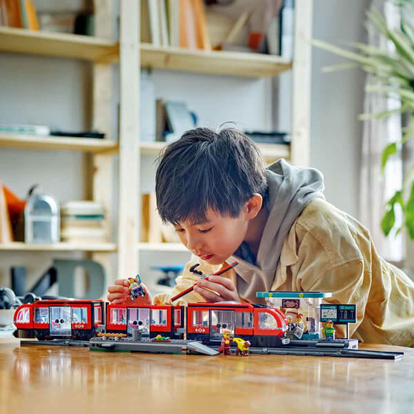 LEGO City Şehir Merkezi Tramvay İstasyonu 60423 - 7 Yaş ve Üzeri Oyuncak Tren ve Araç Meraklıları için Yaratıcı Oyuncak Yapım Seti (811 Parça)