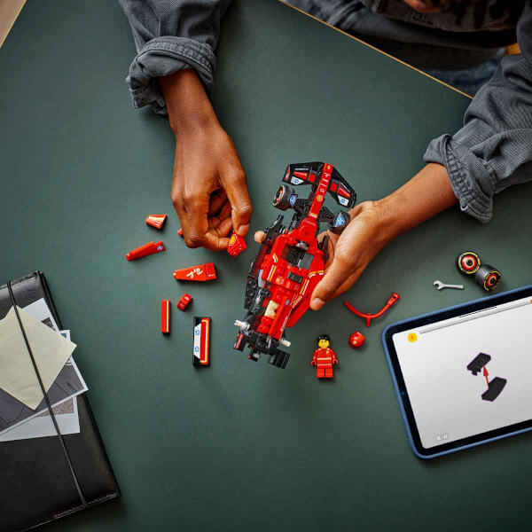 LEGO Speed Champions Ferrari SF-24 F1 Yarış Arabası 77242 - 10 Yaş ve Üzeri Çocuklar için Yarış Arabası ve Sürücü Minifigürü İçeren Yaratıcı Oyuncak Yapım Seti (275 Parça)