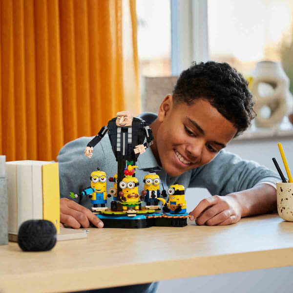 LEGO Despicable Me 4 Yapım Parçalarından Gru ve Minyonlar 75582 -9 Yaş ve Üzeri Çocuklar İçin Yaratıcı Oyuncak Model Yapım Seti (839 Parça)