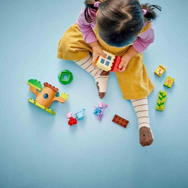 LEGO DUPLO Peppa Pig Bahçe ve Ağaç Ev 10431 - 2 Yaş ve Üzeri Çocuklar için Peppa Pig Minifigürü İçeren Eğitici Oyuncak Yapım Seti (20 Parça)